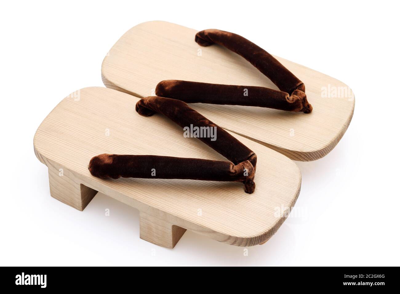 Sandalias japonesas tradicionales Geta aislado sobre fondo blanco  Fotografía de stock - Alamy