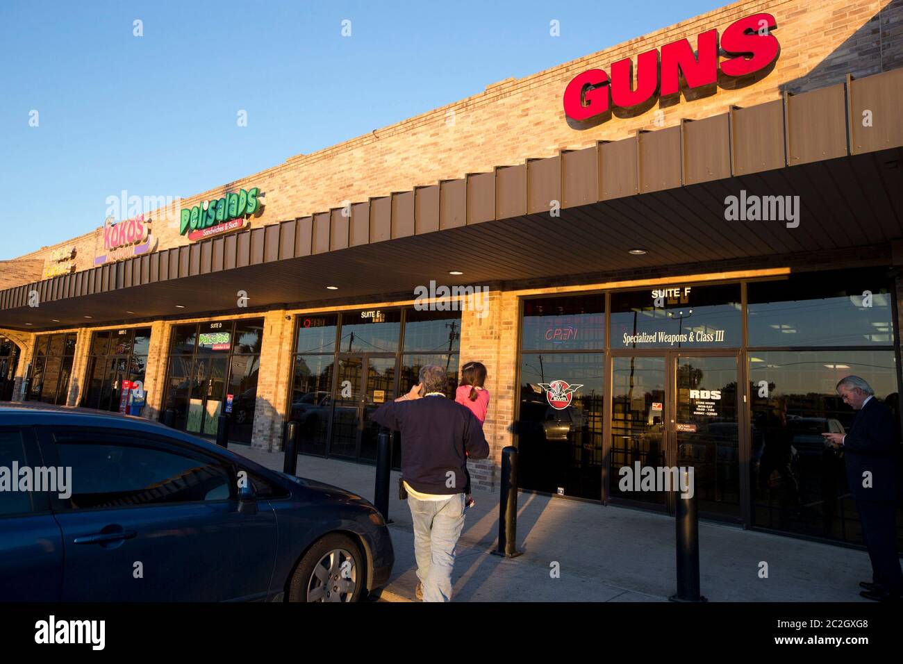 Tiendas de armas en Texas - Tienda especializada de armas en McAllen, TX  que vende armas de clase 3 y especializadas cerca de la frontera  Texas-México © Bob Daemmrich Fotografía de stock - Alamy