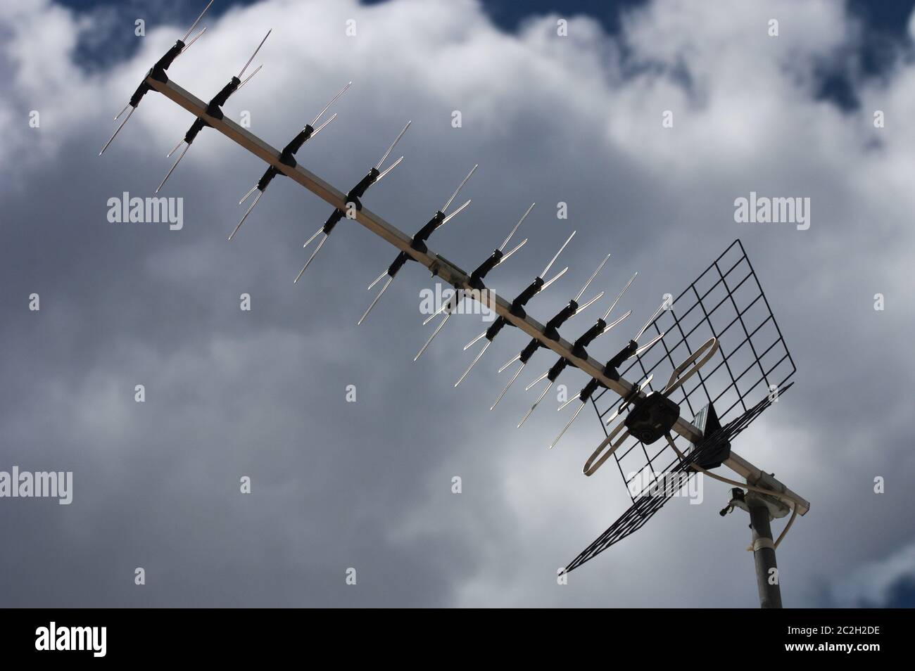 Antena de televisión diseñada para ver canales digitales terrestres (TDT)  con nubes en el fondo Fotografía de stock - Alamy