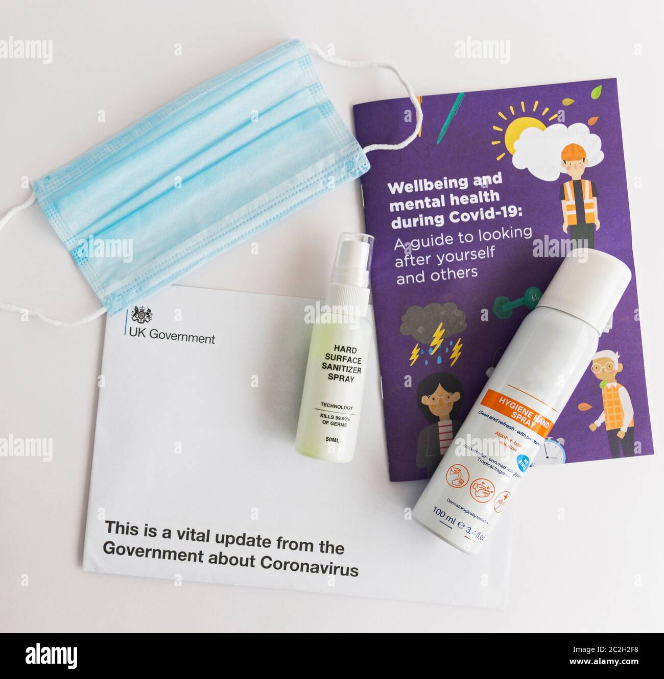 Folleto publicado por el gobierno británico durante la pandemia del Coronavirus de 2020 con mascarilla y desinfectante. Foto de stock