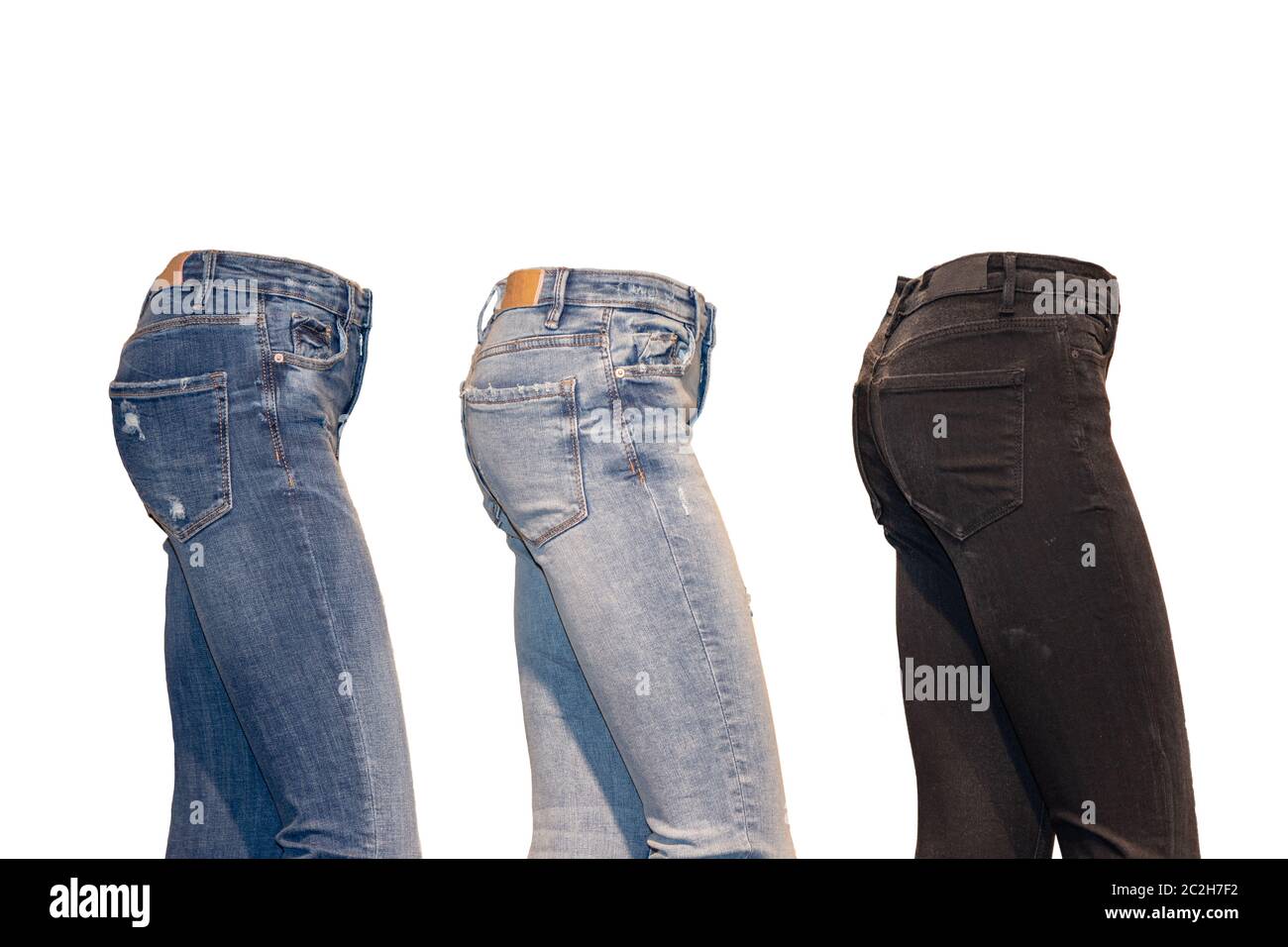 Conjunto jeans aislados. Vista lateral de una colección de tres diferentes  pantalones vaqueros en un fantasma maniqui aislado sobre un fondo blanco.  Publicidad jeans shop Fotografía de stock - Alamy