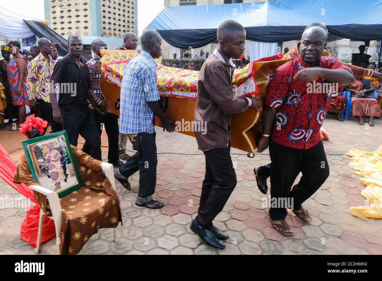 Coffin portador en el servicio funerario durante la Misa dominical de la parroquia católica de Santa María en KenGen, Ghana, África Foto de stock