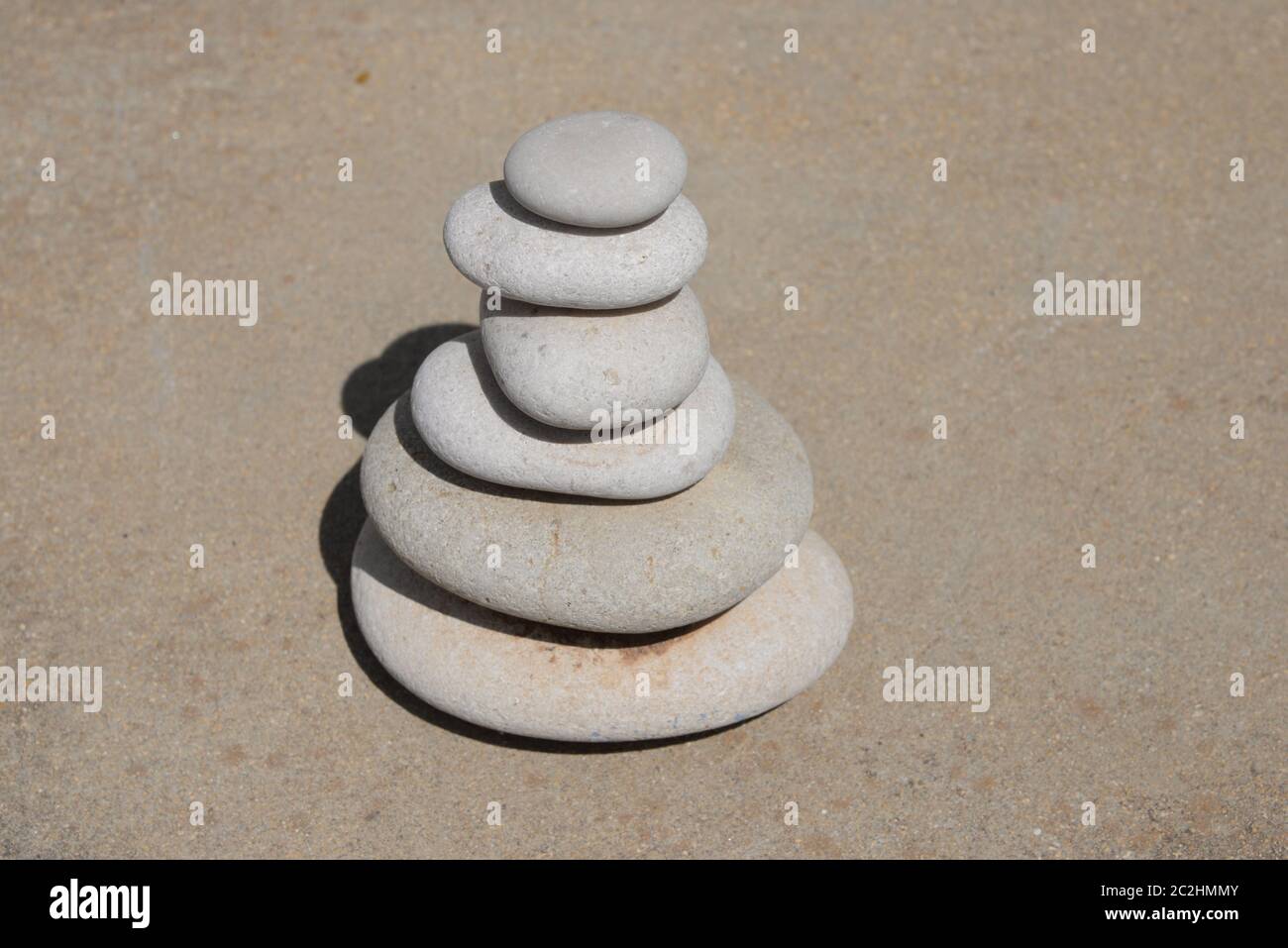 Piedras apiladas como arte en la provincia de Alicante, Costa Blanca, España Foto de stock