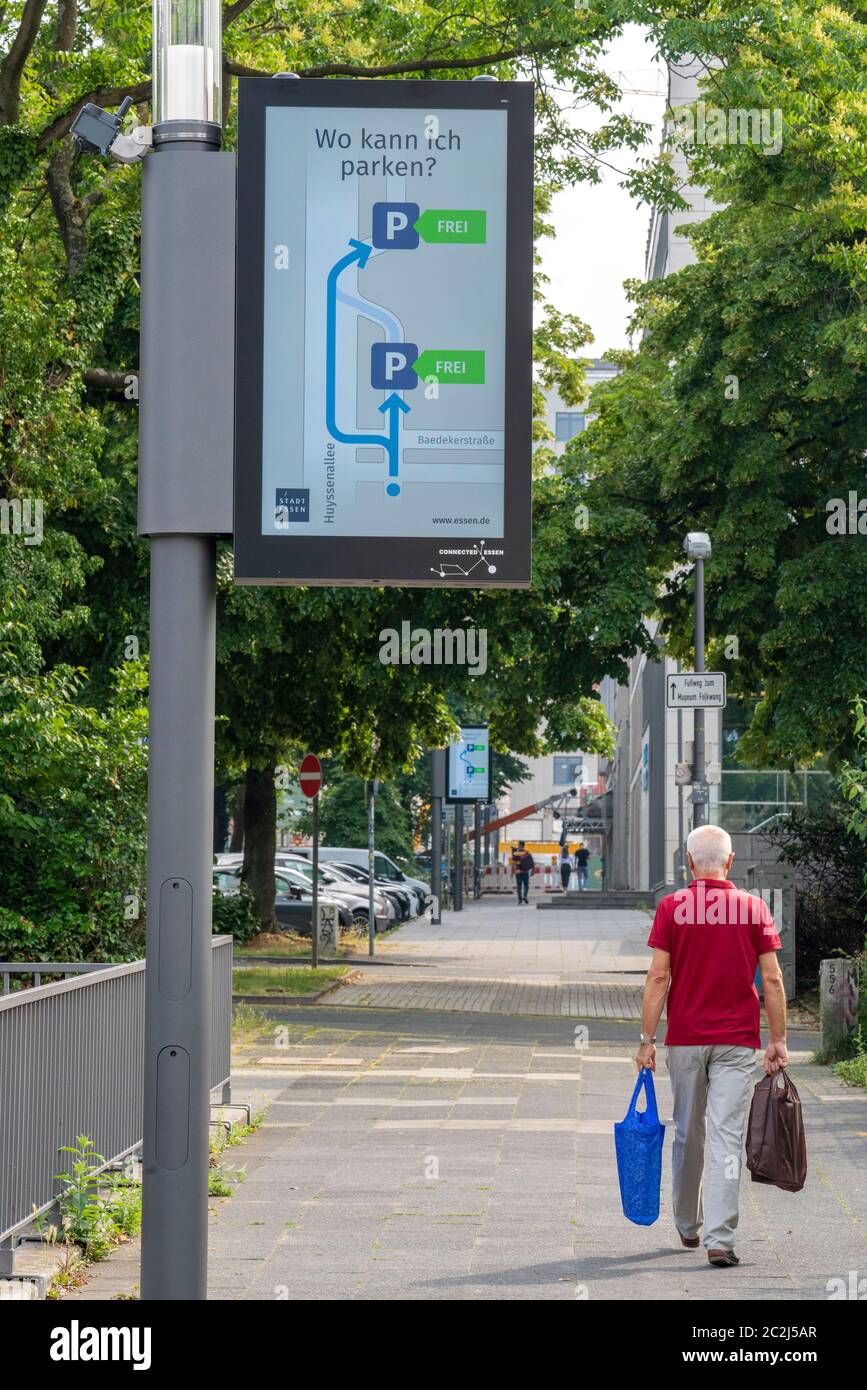 Los polos inteligentes, las luces de calle inteligentes, la prueba de funcionamiento, EON y la ciudad de Essen están probando linternas que miden datos ambientales, ofrecen electricidad para Foto de stock