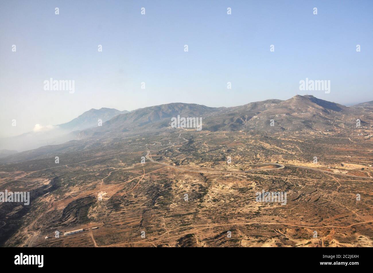 Blick aus der Vogelperspektive Ã¼ber die karge Lanscahft an der KÃ¼ste der griechischen Insel Karpathos Foto de stock