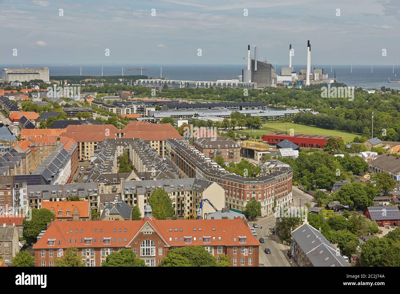 Horizonte de la ciudad escandinava de Copenhague en Dinamarca durante un día nublado Foto de stock