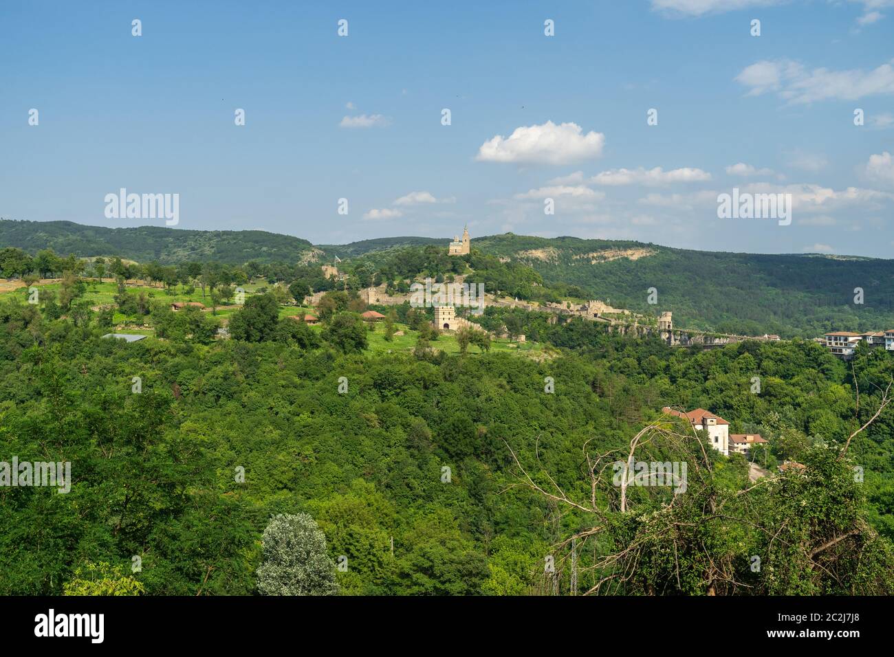 Vistas del valle y las laderas del río Yantra y los alrededores de