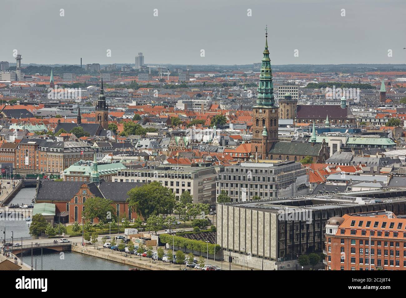 Horizonte de la ciudad escandinava de Copenhague en Dinamarca durante un día nublado Foto de stock