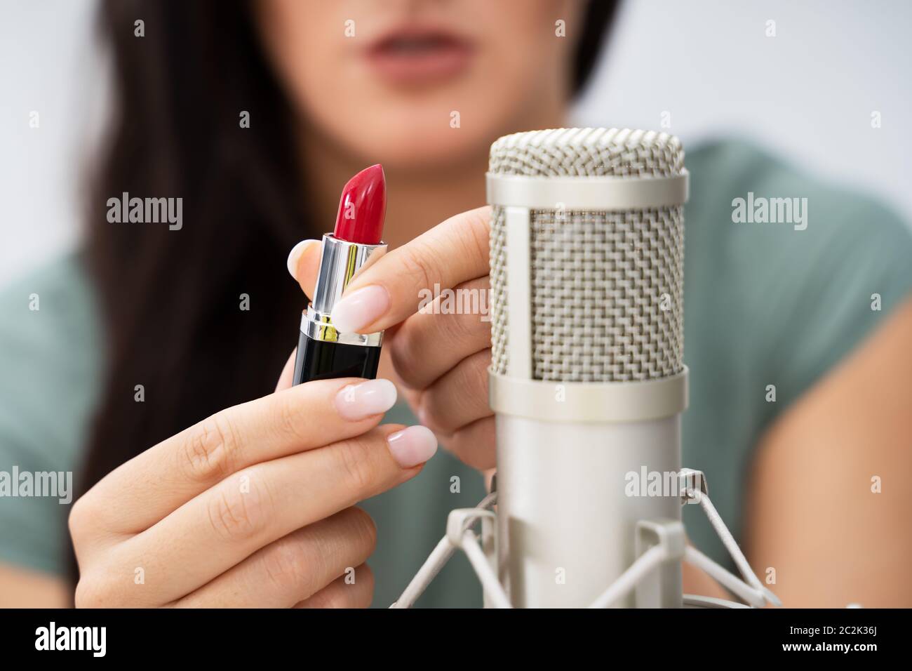 Mujer con lápiz labial en el micrófono para hacer sonidos ASMR Fotografía  de stock - Alamy