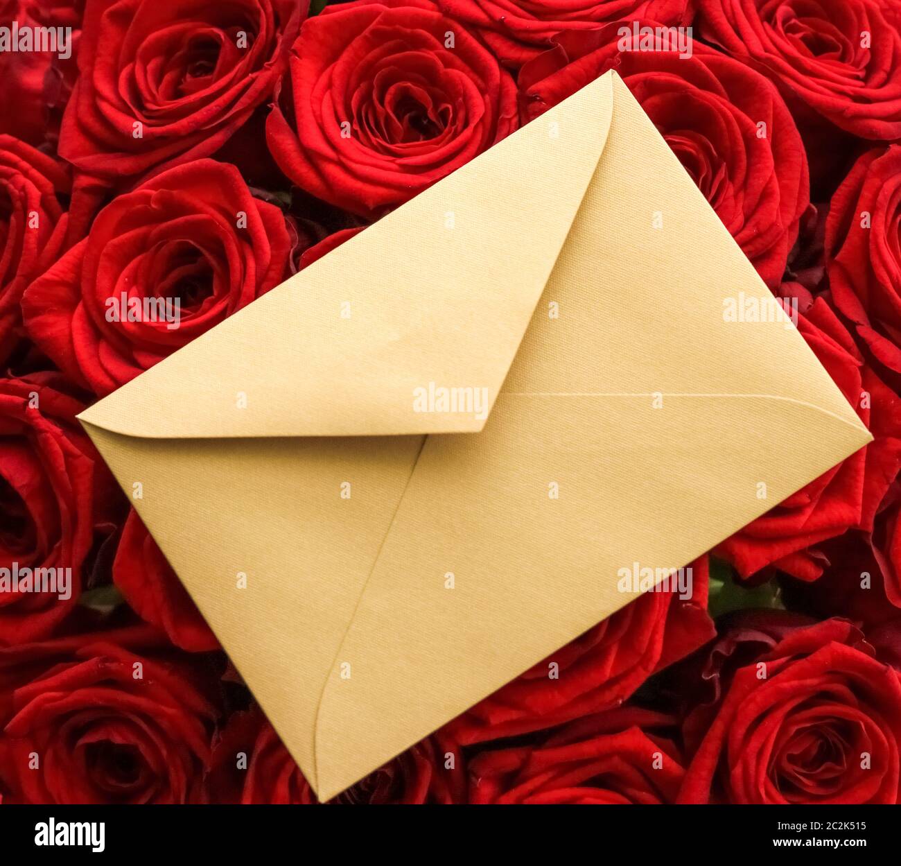 Carta de amor y servicio de entrega de flores el día de San Valentín, ramo  de lujo de rosas rojas y sobres de tarjeta sobre fondo rojo Fotografía de  stock - Alamy