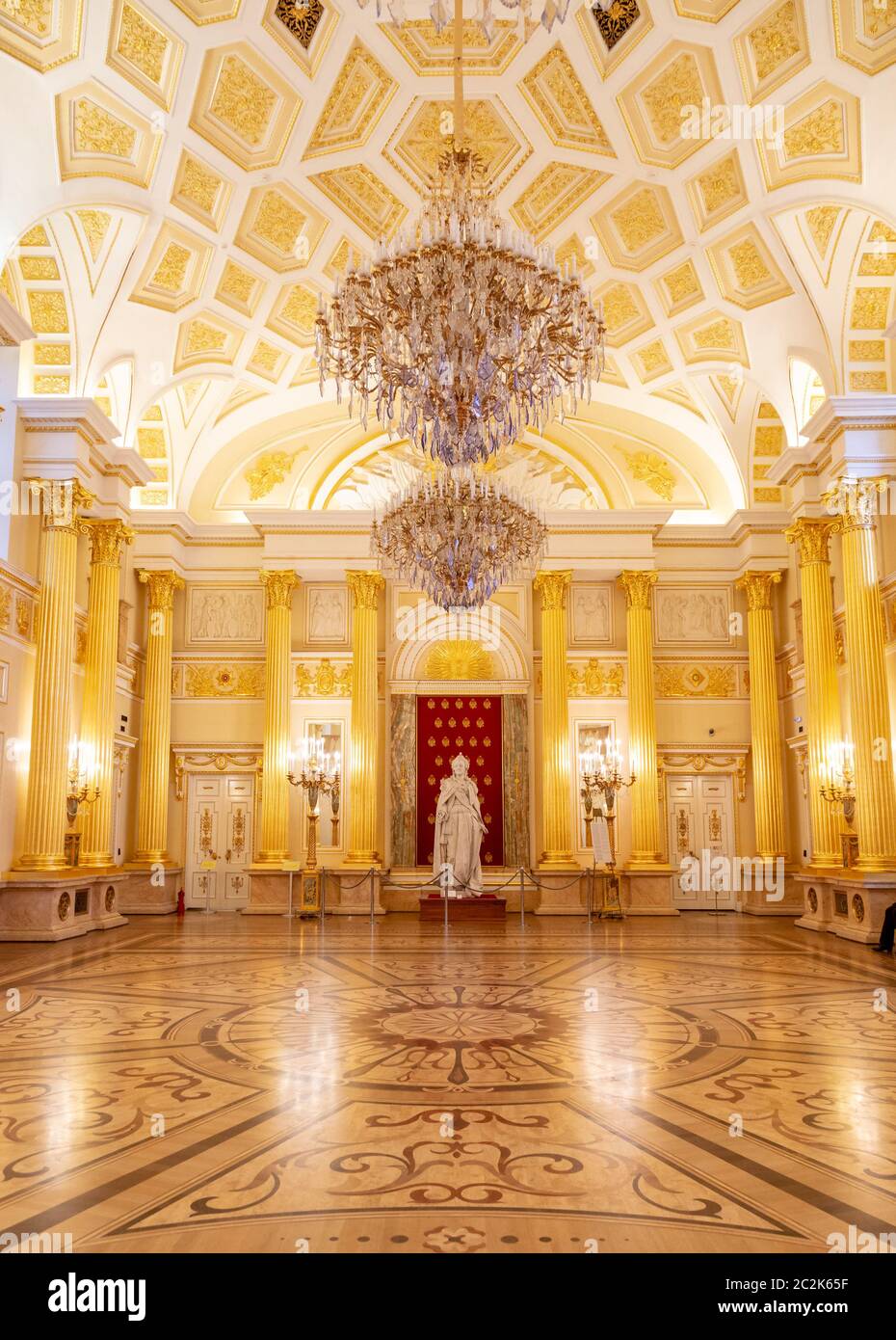 Moscú, Rusia, 23 de octubre de 2019: Estatua de la Emperatriz Catalina la Grande en la sala de oro del Gran Palacio Tsaritsyn en el museo de reserva Foto de stock