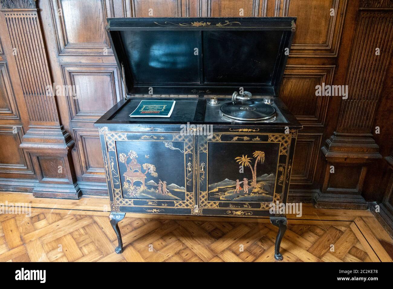 Antiguo jugador de discos de vinilo en el monasterio benedictino de la Abadía de Kylemore en Connemara, Condado de Galway, Irlanda Foto de stock