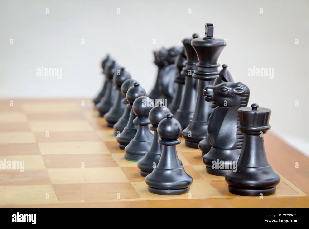 Las piezas de ajedrez están listas para ser preparadas en el tablero de ajedrez Foto de stock
