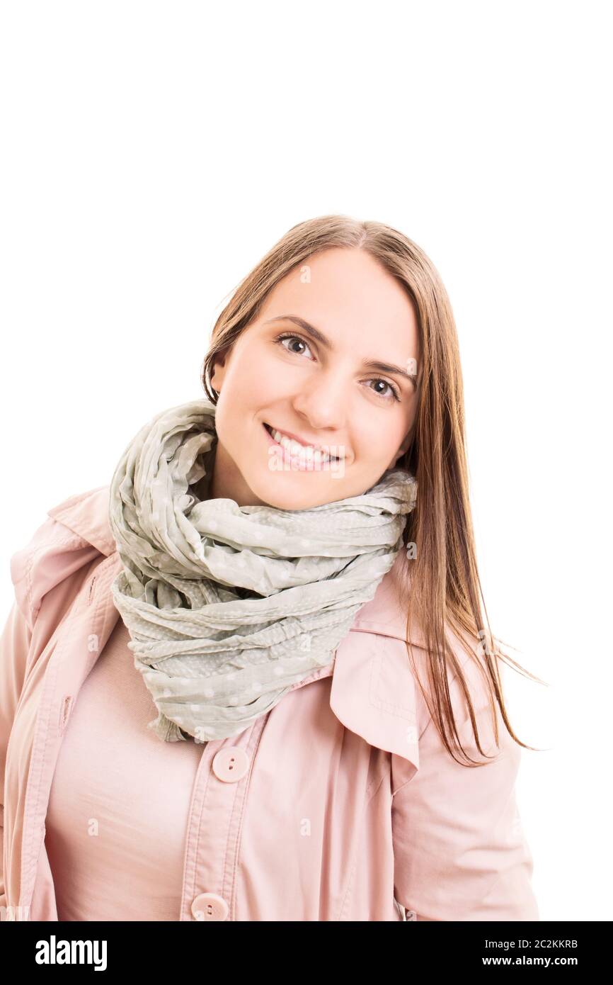 Retrato de una bella joven sonriente vistiendo un impermeable color rosa y  una bufanda de moda, aislado sobre fondo blanco Fotografía de stock - Alamy