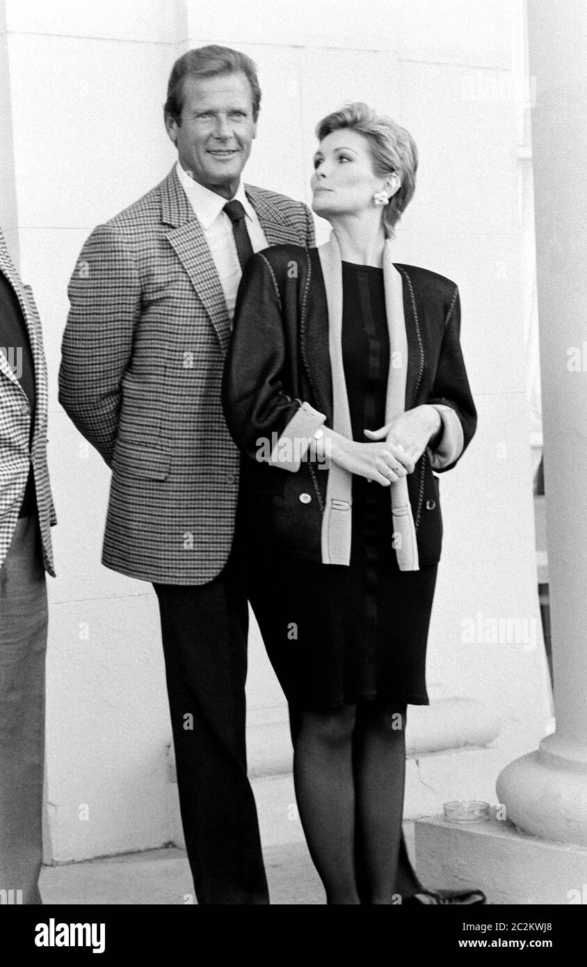 DEAUVILLE, FRANCIA. Septiembre 1985: Los actores Roger Moore y Fiona Fullerton promocionando su película 'A View to a Kill' en el Deauville Film Festival. © Paul Smith/Featurreflash Foto de stock