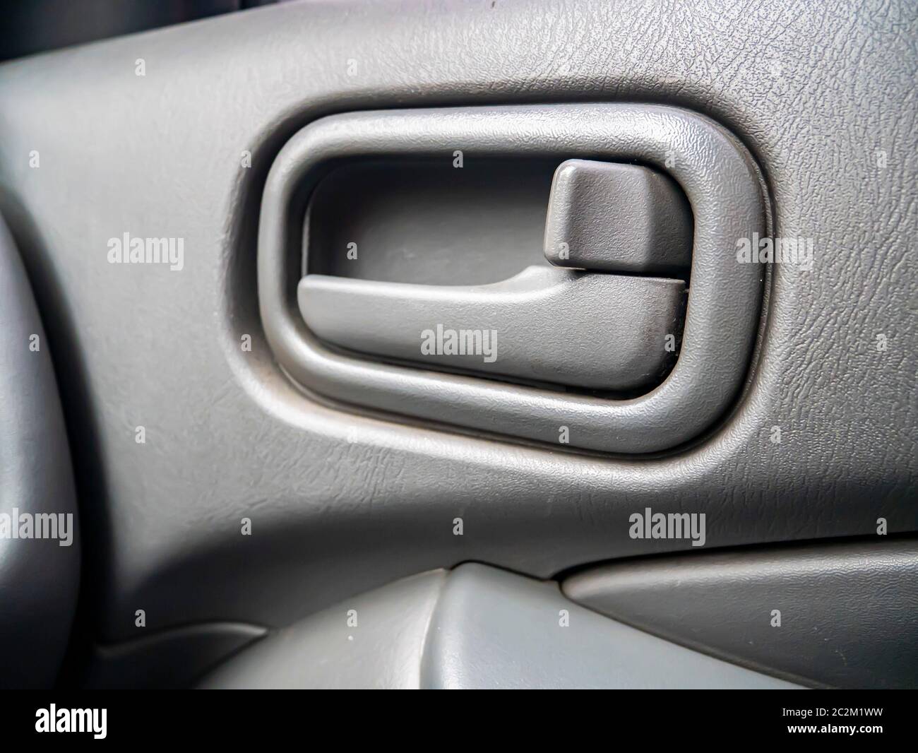 La palanca para abrir la puerta del coche desde el interior. Lugar para el  texto. El transporte Fotografía de stock - Alamy
