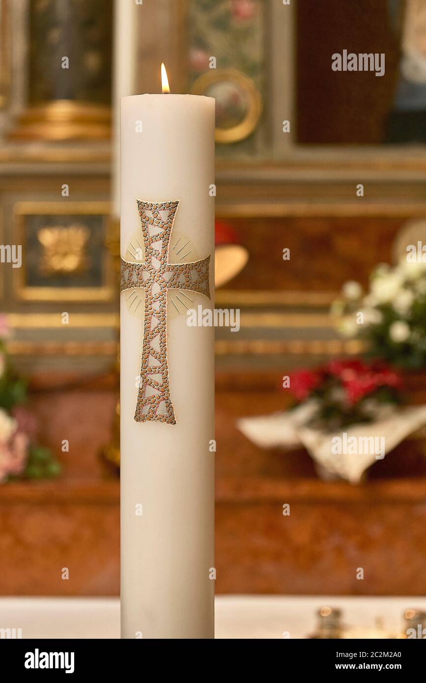 Vela de Pascua iluminada de gran tamaño utilizada como objeto religioso en las iglesias para varios tipos de celebraciones. Foto de stock