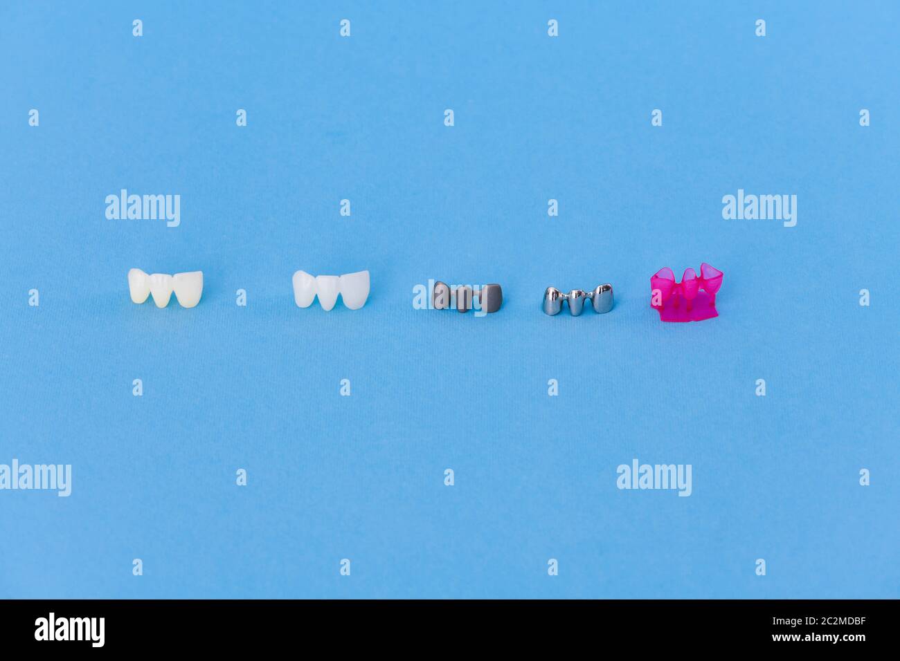 diferentes tipos de coronas dentales Fotografía de stock - Alamy