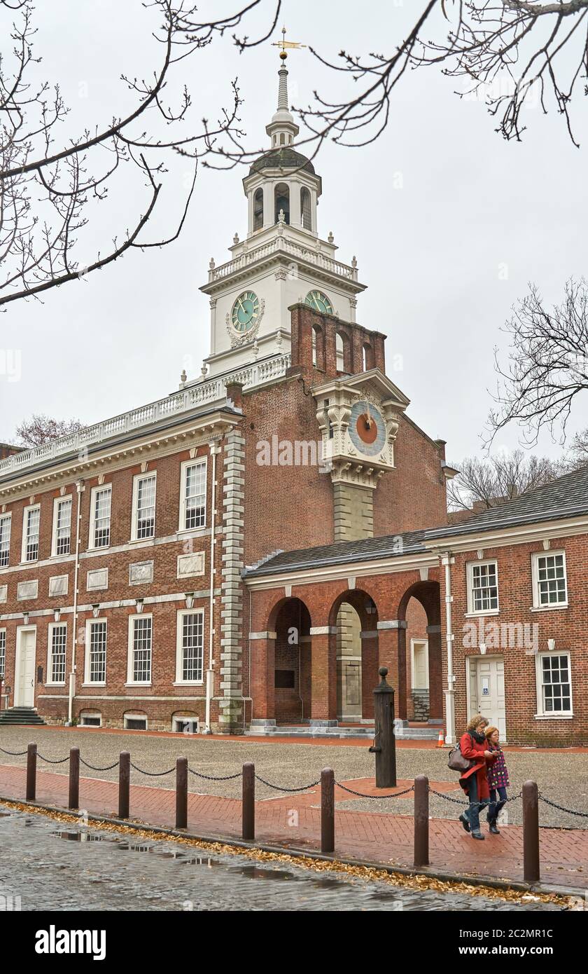 Filadelfia, EE.UU. - 14 de diciembre de 2019: Edificio del Salón de la Independencia. Independence Hall es el edificio donde se encuentra la Declaración de Independencia de los Estados Unidos Foto de stock