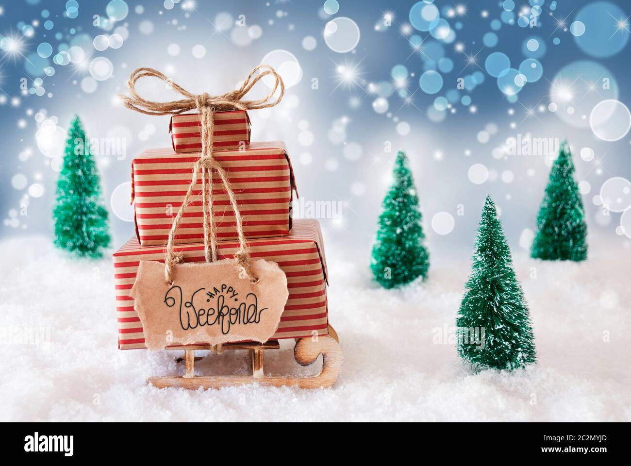 Sled con regalo de Navidad y etiquetar con la caligrafía inglesa feliz fin  de semana. Árbol de Navidad con nieve y azul de fondo brillante Fotografía  de stock - Alamy
