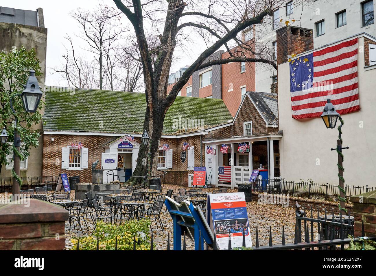 Filadelfia, EE.UU. - 14 de diciembre de 2019: Casa Betsy Ross. La casa de Betsy Ross es un hito en Filadelfia, el lugar donde vive la bandera Betsy Ross Foto de stock
