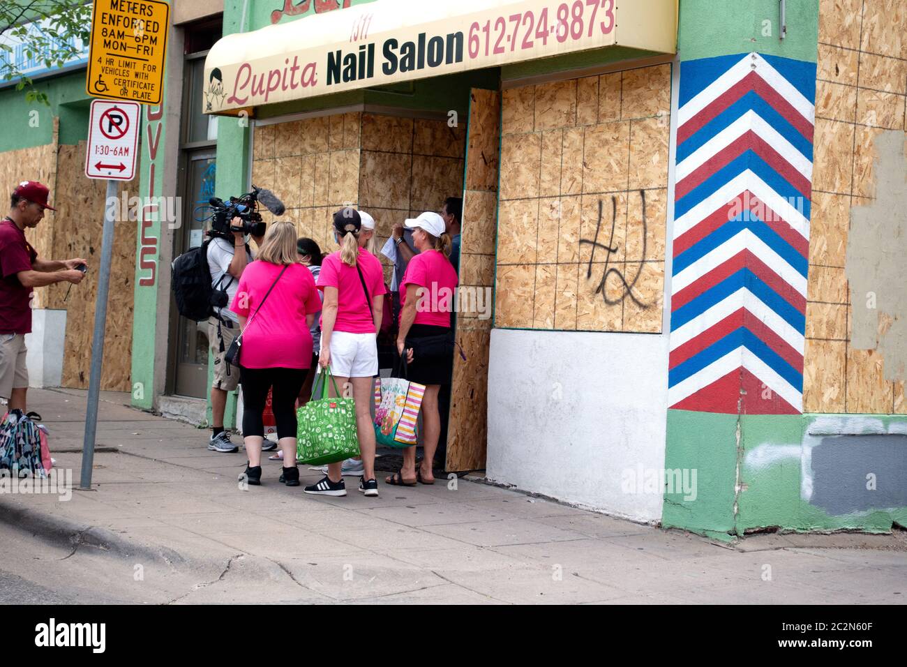 Probables trabajadores y patrocinadores que son entrevistados fuera de la apertura de la sala de uñas Lupita Nail Salon en el monumento conmemorativo de George Floyd. Minneapolis Minnesota Minnesota Minnesota, EE.UU Foto de stock