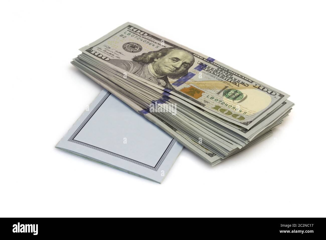 Cien dólares billetes Acuéstese sobre su chequera aislado sobre fondo blanco. Foto de stock