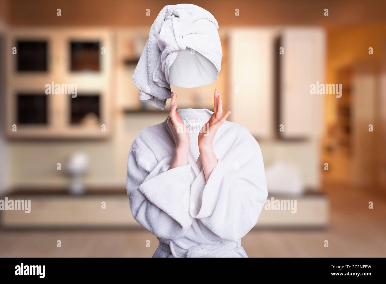 Mujer en ropa de baño con toallas en la cabeza intentando tocar su rostro  invisible. Concepto de fantasía de invisibilidad, transparente persona  femenina Fotografía de stock - Alamy
