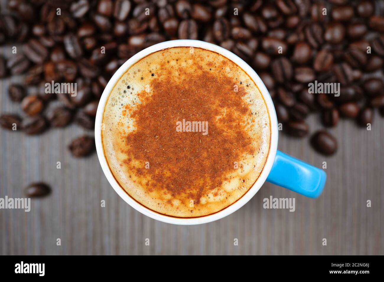 Taza de café fresco con canela, vista desde arriba Foto de stock