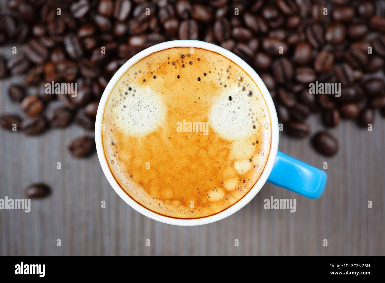 Taza de café fresco en tabla, vista desde arriba Foto de stock