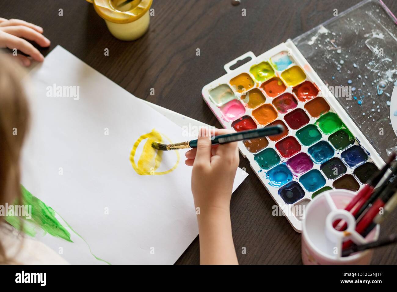 Las Acuarelas Para Los Niños Y Un Pincel Para La Pintura Se Dejan En La  Mesa Foto de archivo - Imagen de colorante, escuela: 171118194