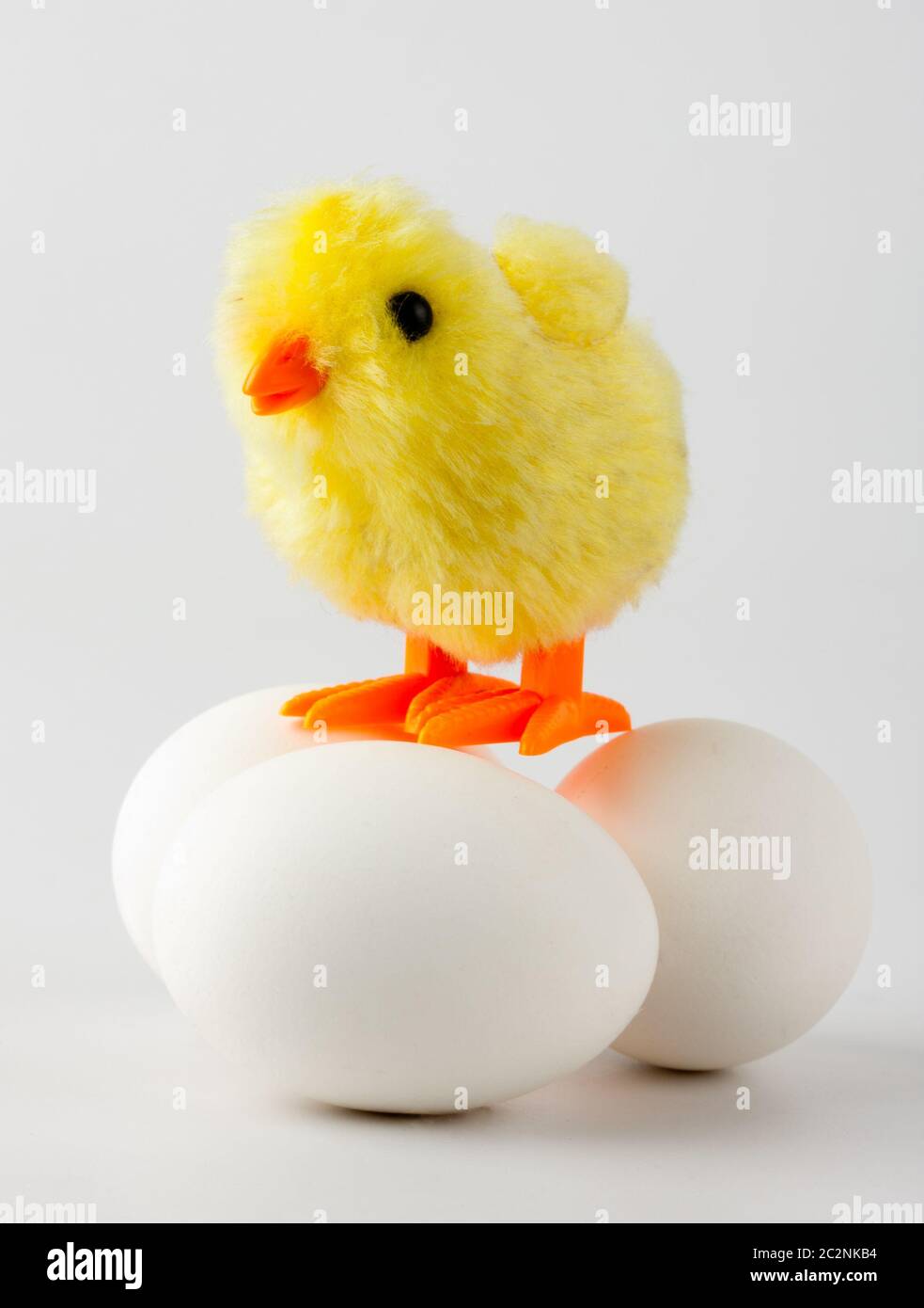 Juguete pequeño bebé de pie en huevos de pollo Fotografía de stock - Alamy