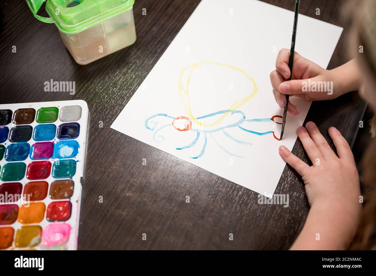 Niño sosteniendo el pincel y pintando en papel  colores para   acuarela y pinceles para pintar. La creatividad de los niños  Fotografía de stock - Alamy