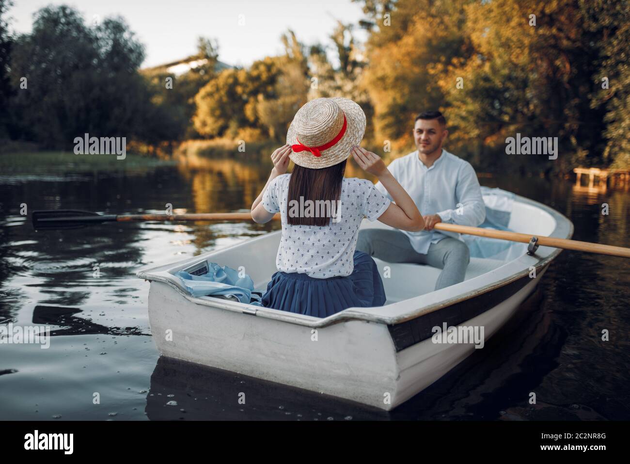 Me encanta pasear en bote en pareja en el lago durante el día de verano.  Datos románticos, paseo en barco, hombre y mujer caminando a lo largo del  río Fotografía de stock -