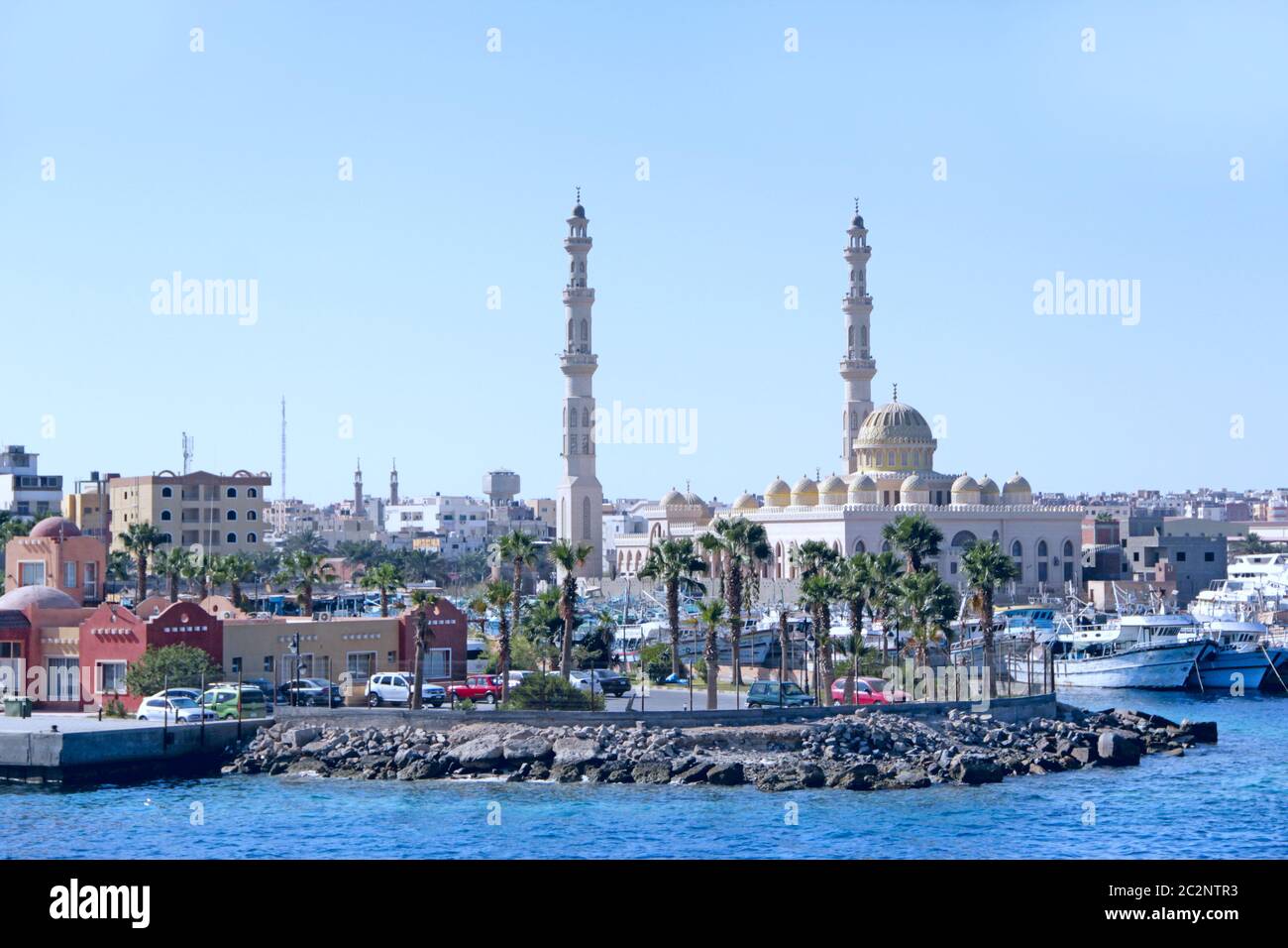 Vista de terraplén de Hurghada con barcos amarrados y hermosa mezquita. Moderna ciudad egipcia. Foto de stock