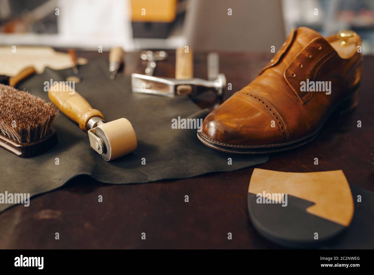 Shoemaker Workplace, servicio de reparación de calzado. Taller de  zapatería, botas reparadas y herramientas de bootmaker en la mesa, trabajo  de zapatero Fotografía de stock - Alamy