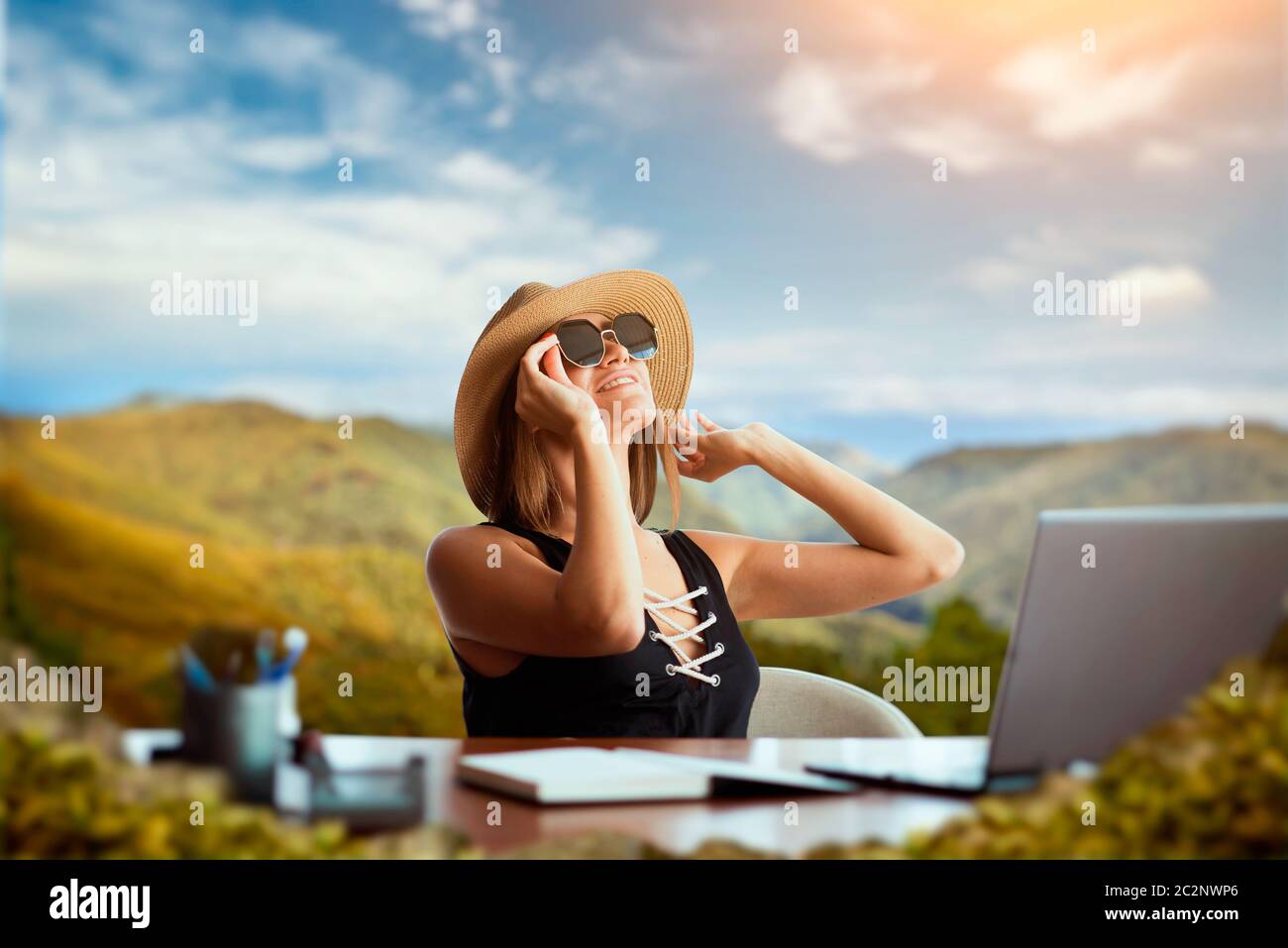 Mujer un traje baño en la oficina cuadro pensando en un paisaje de montaña en el fondo. Sueña con vacaciones idea, soñar despierto Fotografía de stock - Alamy