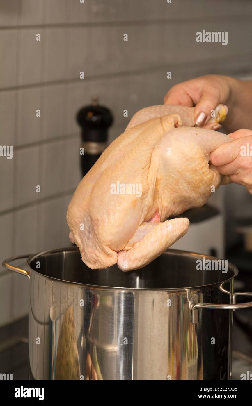 cocinar una sopa de pollo Foto de stock