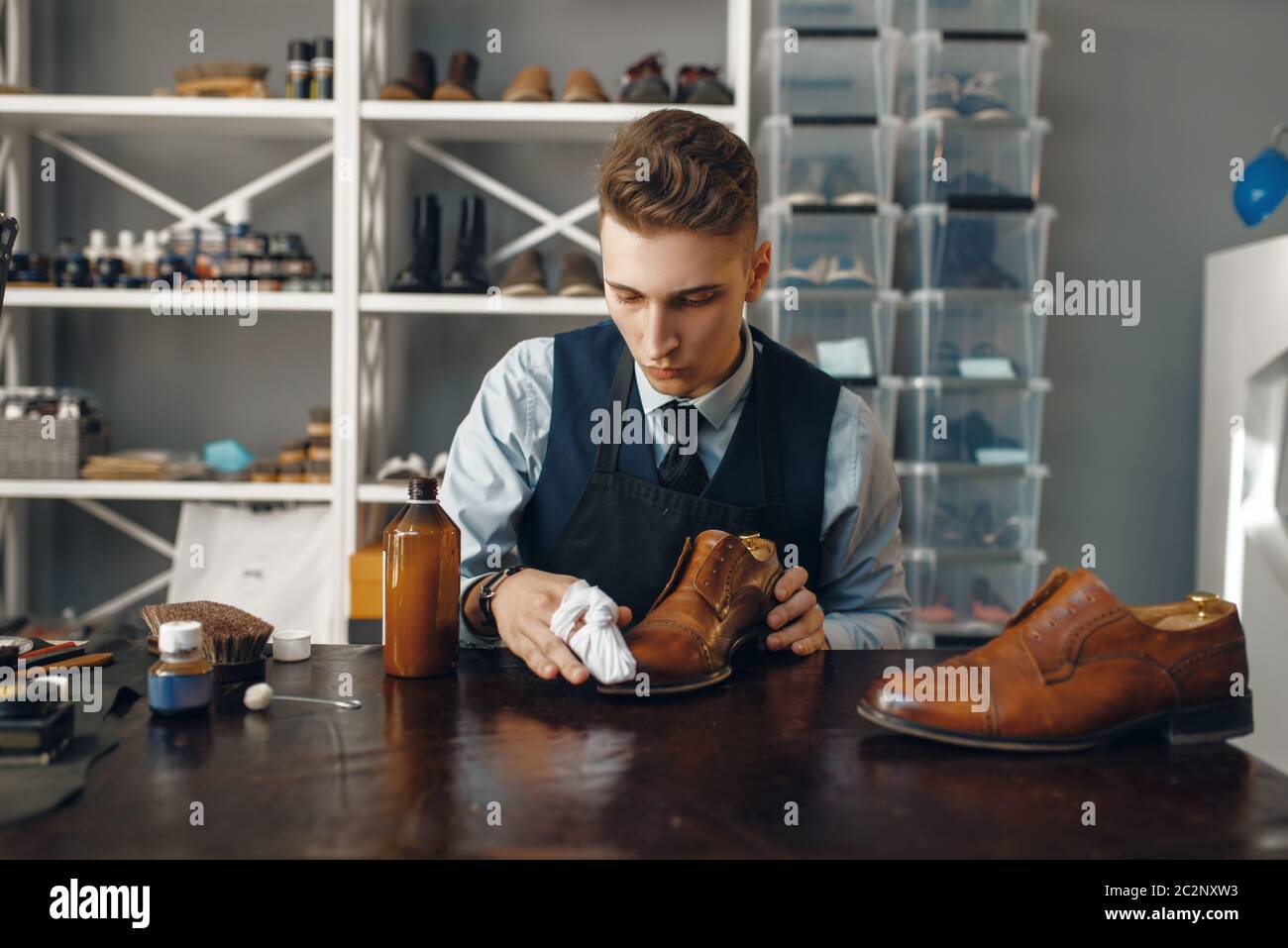 El zapatero pule el zapato, el servicio de reparación de calzado. Habilidad  artesana, taller de zapatería, obras maestras con botas, tienda de zapatero  Fotografía de stock - Alamy