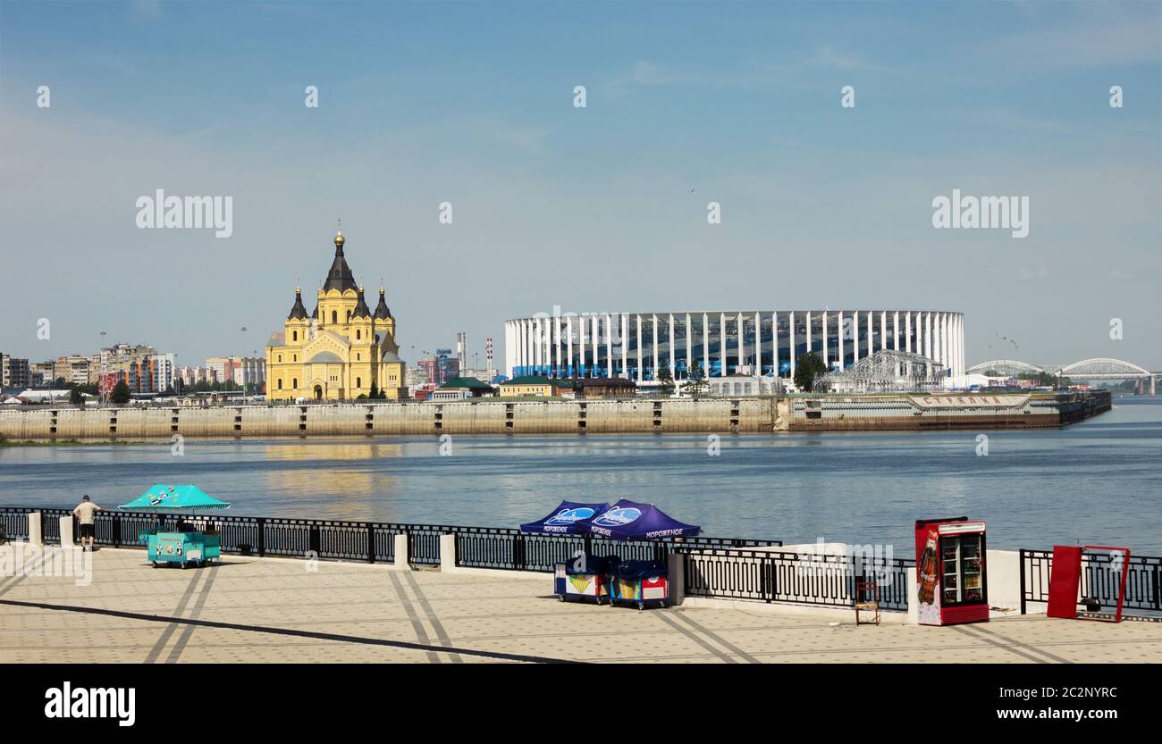Vista desde Volga Embankment del nuevo estadio y una catedral. Nizhny Novgorod Foto de stock