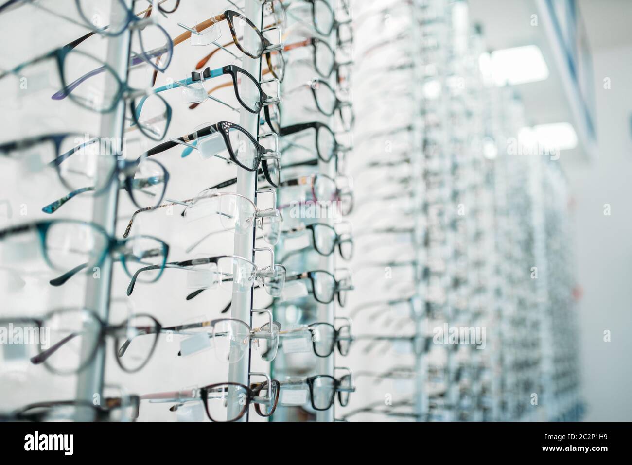 Anteojos y lentes de sol escaparate de tienda de óptica, a nadie.  Protección de la visión del ojo, almacenar en estantes Accesorios ópticos  Fotografía de stock - Alamy