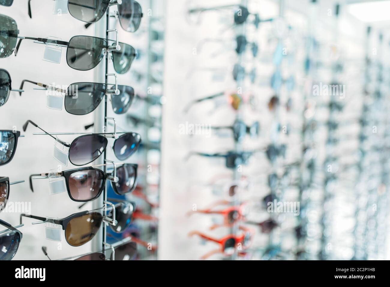 Anteojos y lentes de sol escaparate de tienda de óptica, a nadie.  Protección de la visión del ojo, almacenar en el estante accesorio óptico  Fotografía de stock - Alamy