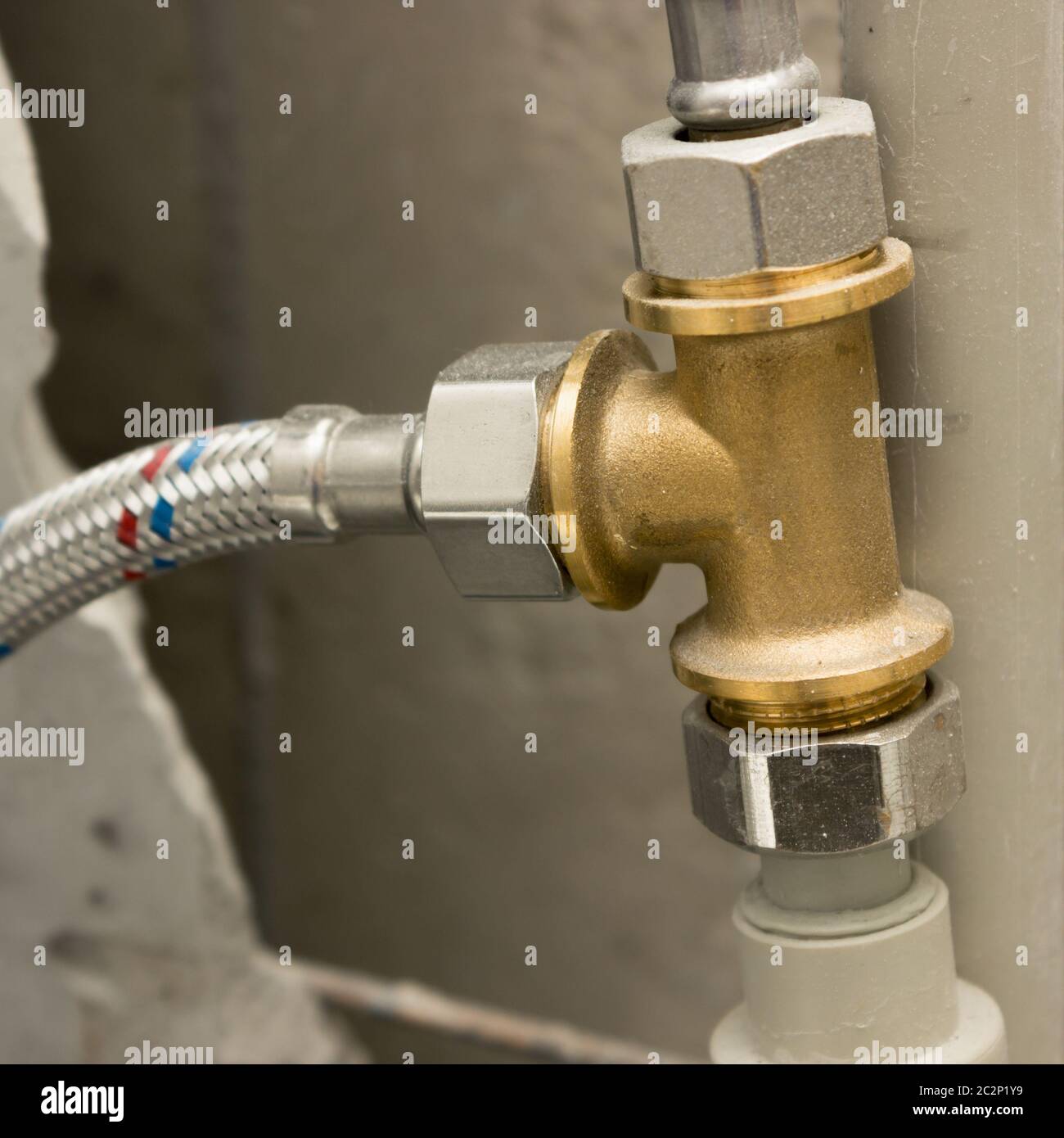 Conexión de latón en el sistema de suministro de agua Foto de stock