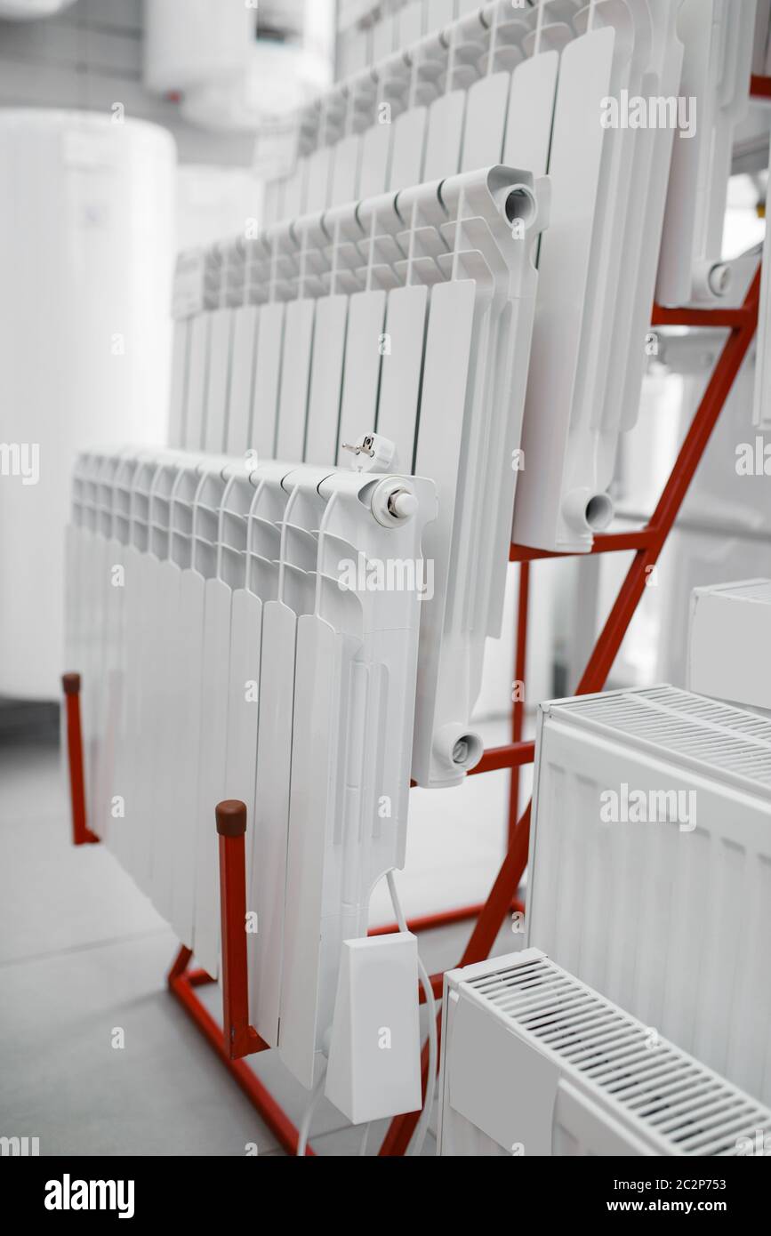 Radiadores de calefacción de agua en la exhibición en tienda de madera.  Tienda de ingeniería sanitaria, nadie Fotografía de stock - Alamy