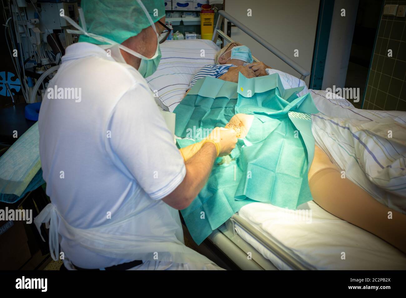 en un quirófano se perforan las heridas para examinarlas Foto de stock