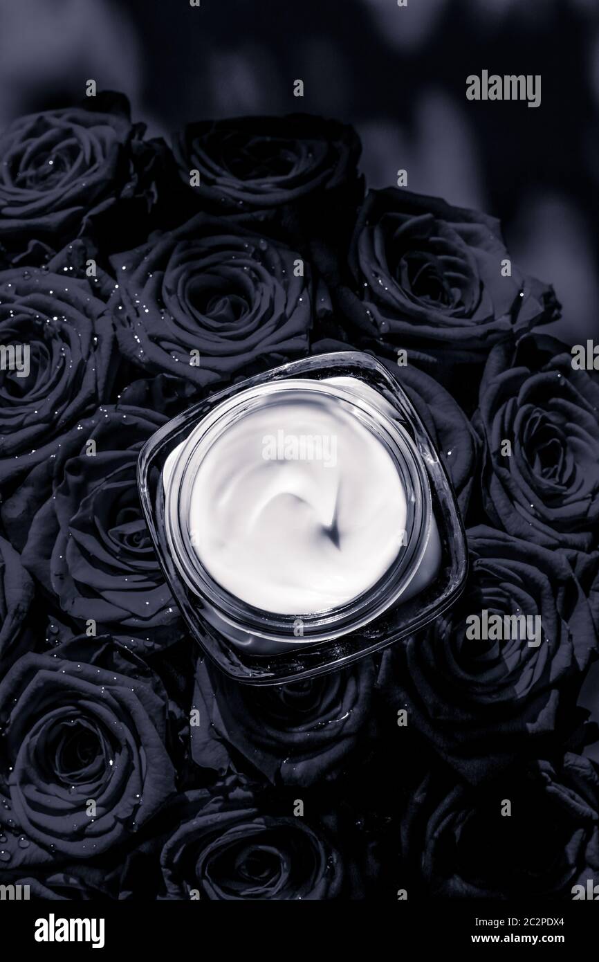 Crema Facial Piel Hidratante Y Rosas Negras Flores Productos Cosmeticos De Lujo Para El Cuidado De La Piel Sobre Fondo Floral Como La Marca De Belleza Holid Fotografia De Stock Alamy Esto hace que se vuelvan pesadas. https www alamy es crema facial piel hidratante y rosas negras flores productos cosmeticos de lujo para el cuidado de la piel sobre fondo floral como la marca de belleza holid image363140908 html