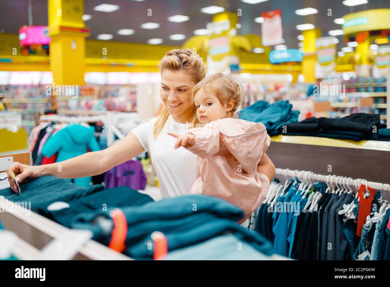Madre E Hija En Una Tienda De Moda Comprando Ropa. Concepto De Compra Foto  de archivo - Imagen de disfrute, hembras: 245829780