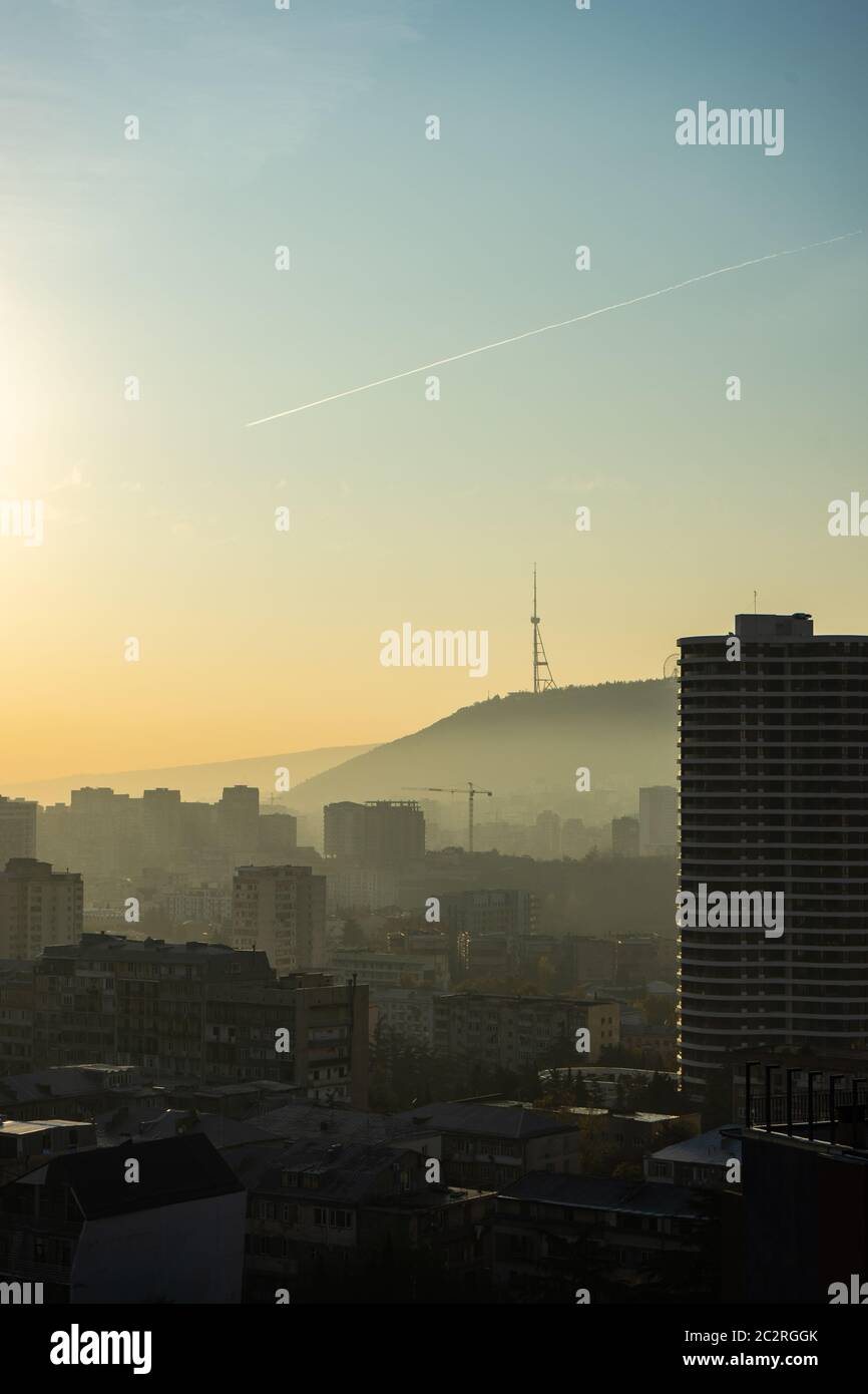 Misty amanecer otoñal sobre Tbilisi Foto de stock