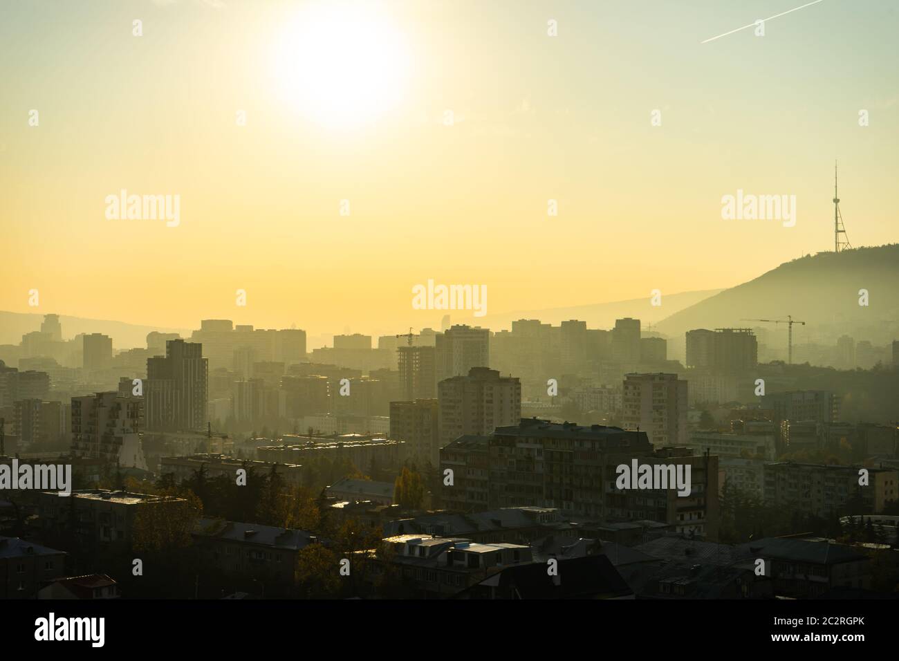 Misty amanecer otoñal sobre Tbilisi Foto de stock