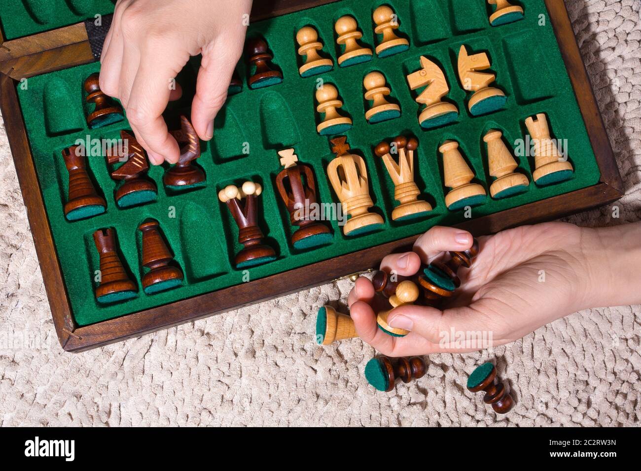 poner las piezas de ajedrez en caja Fotografía de stock - Alamy